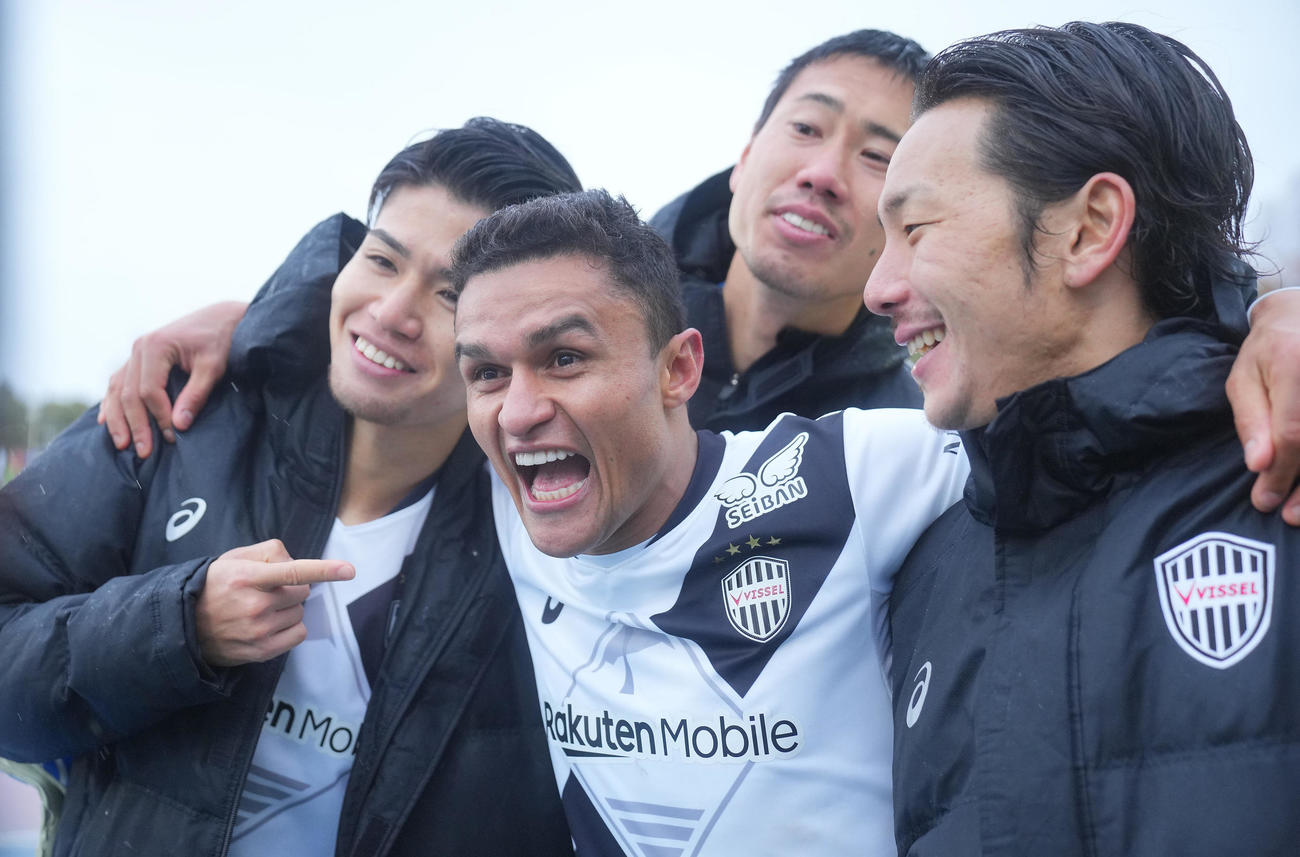 湘南対神戸　湘南に勝利し笑顔を見せる神戸エリキ（中央）ら選手たち（撮影・垰建太）