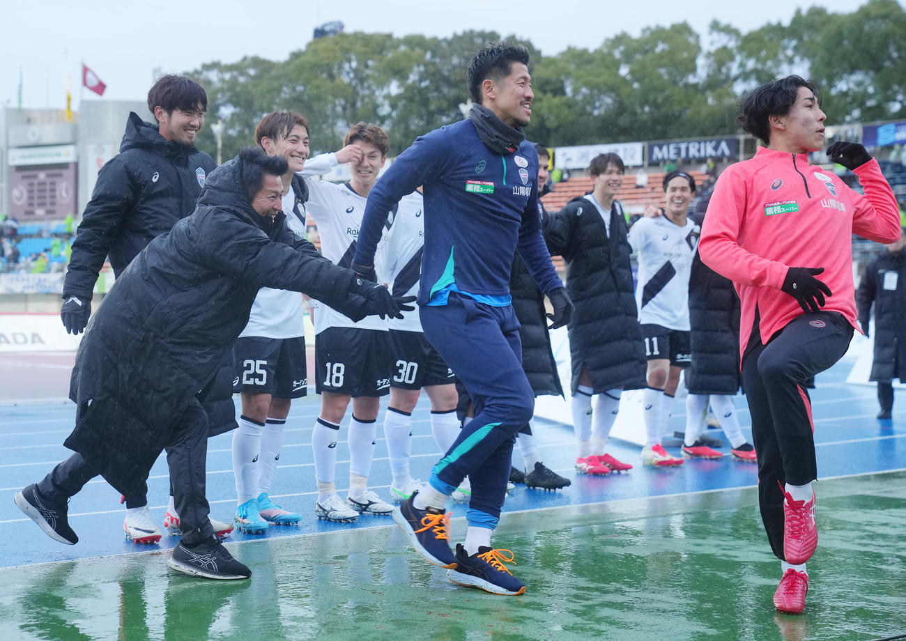 湘南対神戸　湘南に勝利し選手たちと喜ぶ神戸吉田監督（左）（撮影・垰建太）