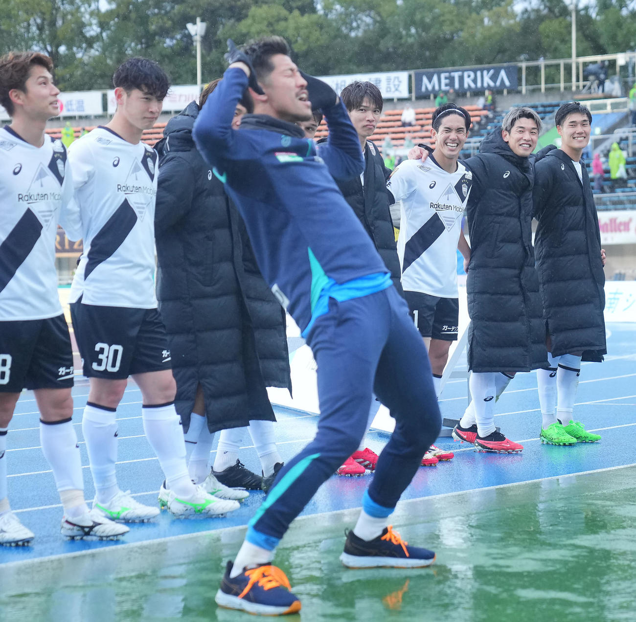 湘南対神戸　湘南に勝利し笑顔を見せる神戸の選手たち（撮影・垰建太）
