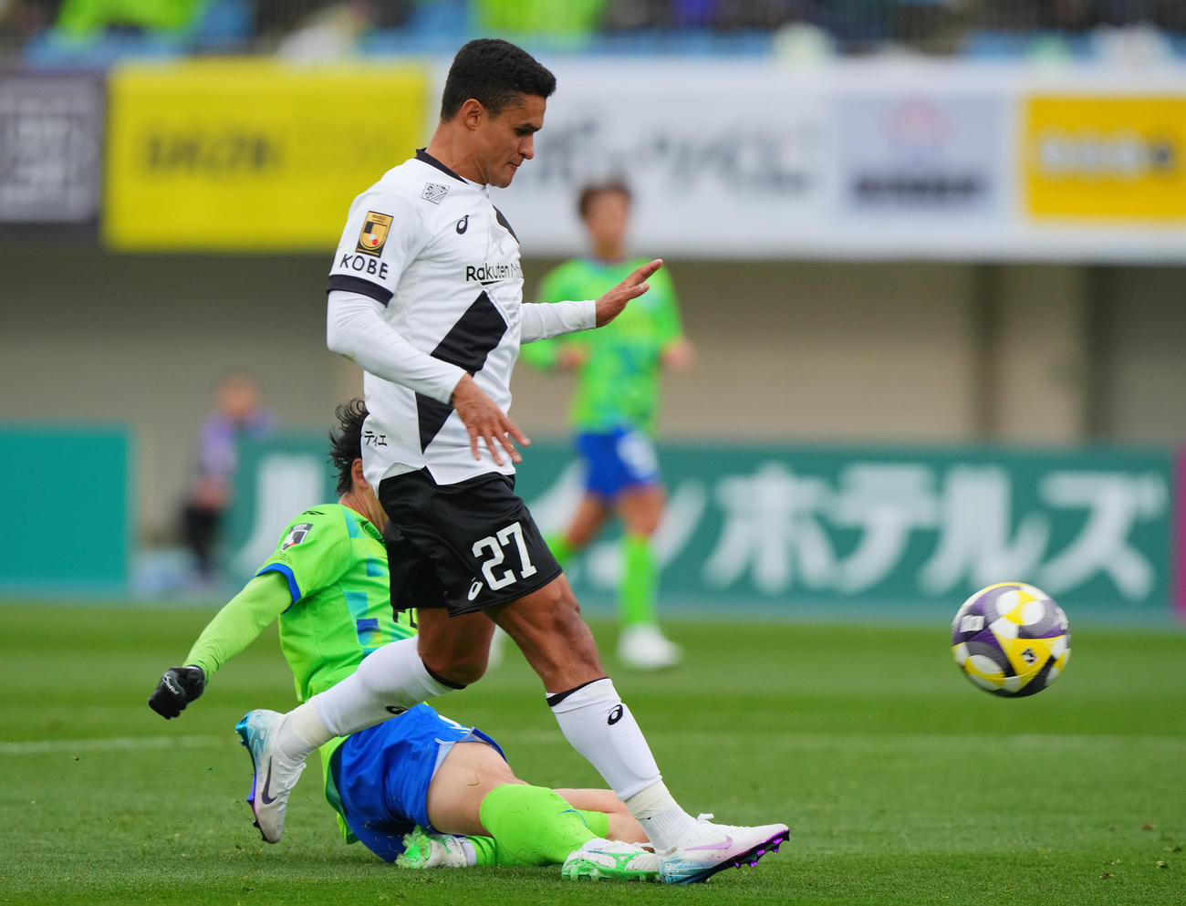 湘南対神戸　前半、自身2点目のゴールを決める神戸エリキ（撮影・垰建太）