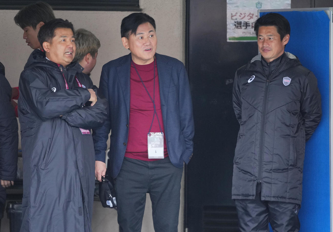 湘南対神戸　試合前、言葉を交わす神戸吉田監督（右）、三木谷社長（中央）、永井秀樹氏（撮影・垰建太）