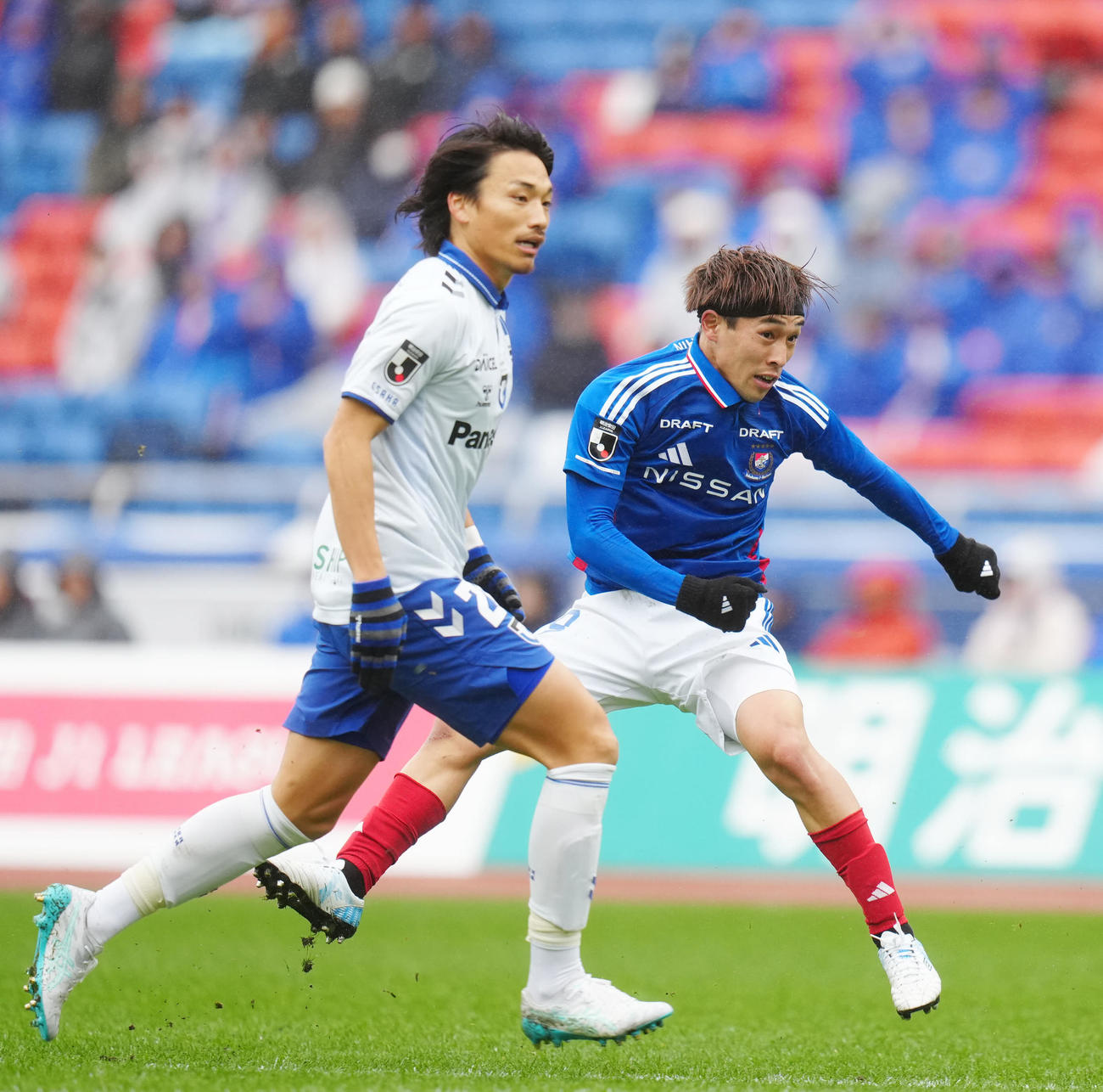 横浜対G大阪　前半、先制ゴールを決めた横浜遠野（右）。左はG大阪中谷（撮影・江口和貴）