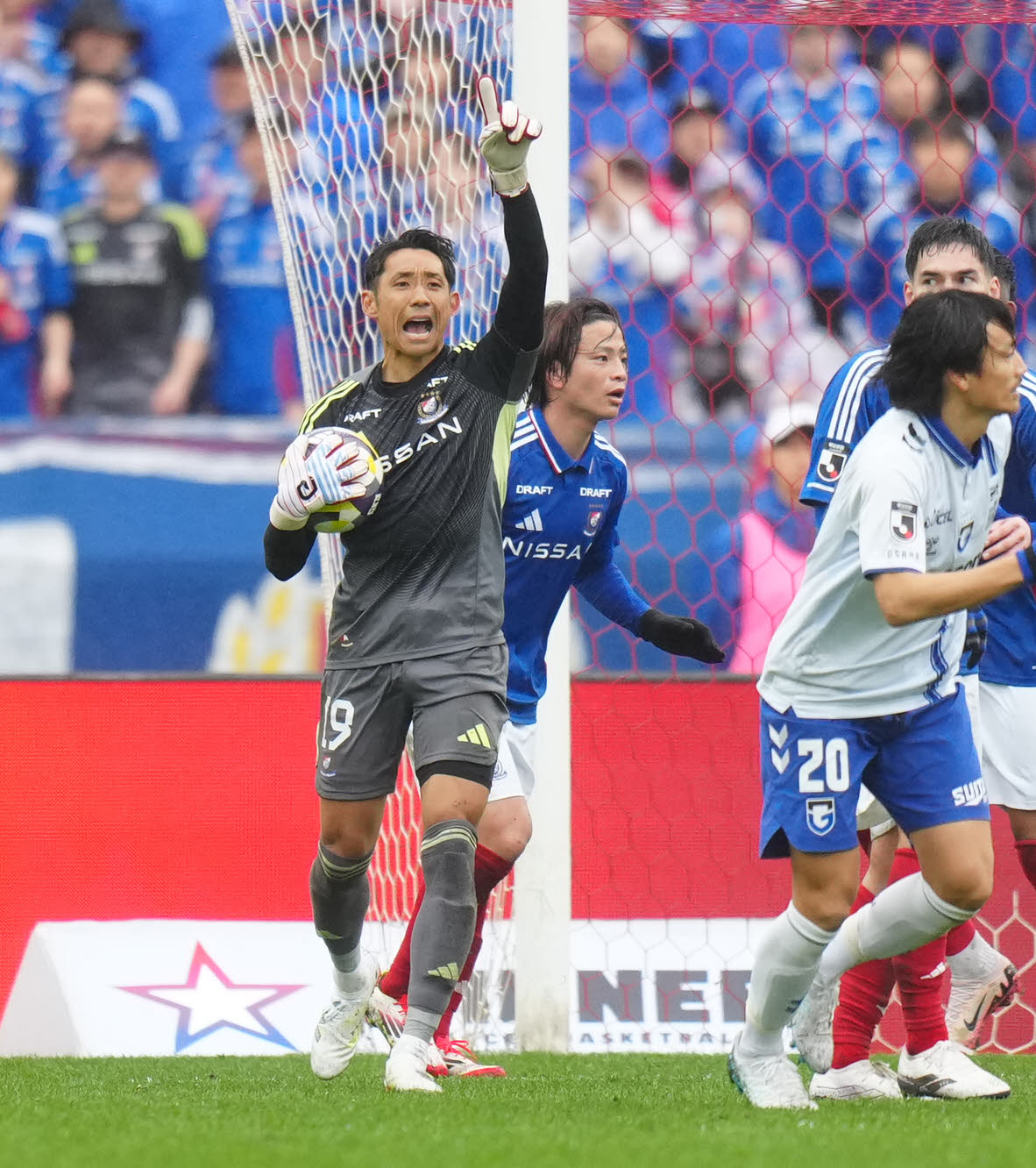 横浜対G大阪　前半、ゴールを守る横浜GK朴一圭（左）（撮影・江口和貴）