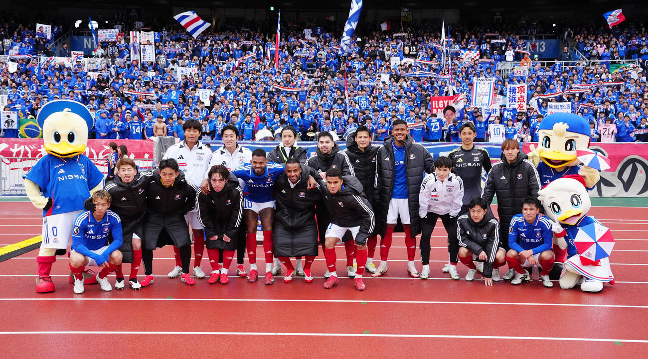 横浜対G大阪　試合後、集合写真に納まる横浜の選手たち（撮影・江口和貴）