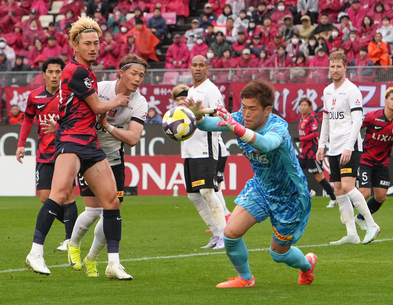 鹿島対浦和　後半、落ち着いた動きでゴールを守る浦和GK西川（右）（撮影・足立雅史）