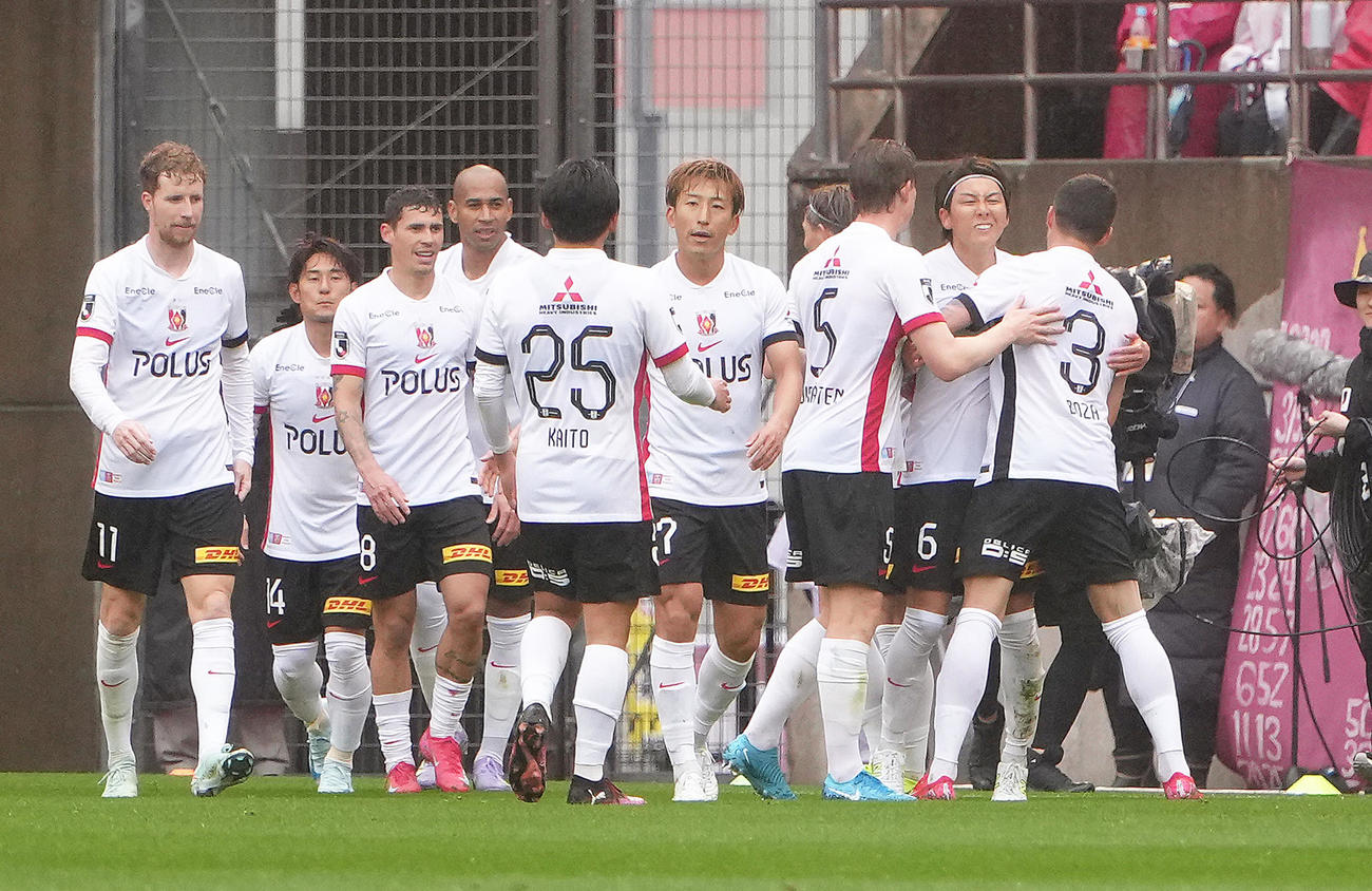 鹿島対浦和　前半、ゴールを決め喜ぶ浦和松本（右から2人目）（撮影・足立雅史）