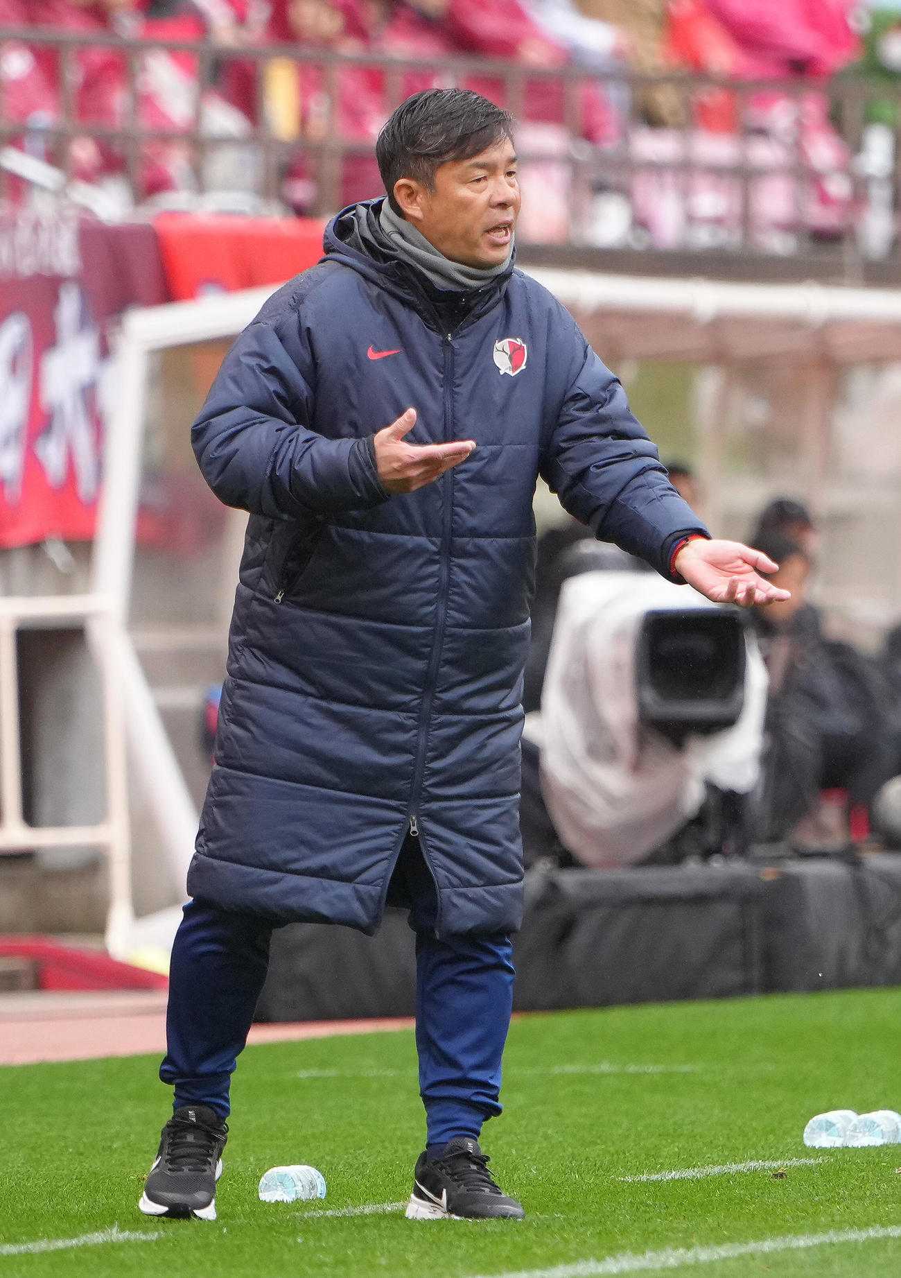 鹿島対浦和　指示を出す鹿島鬼木監督（撮影・足立雅史）