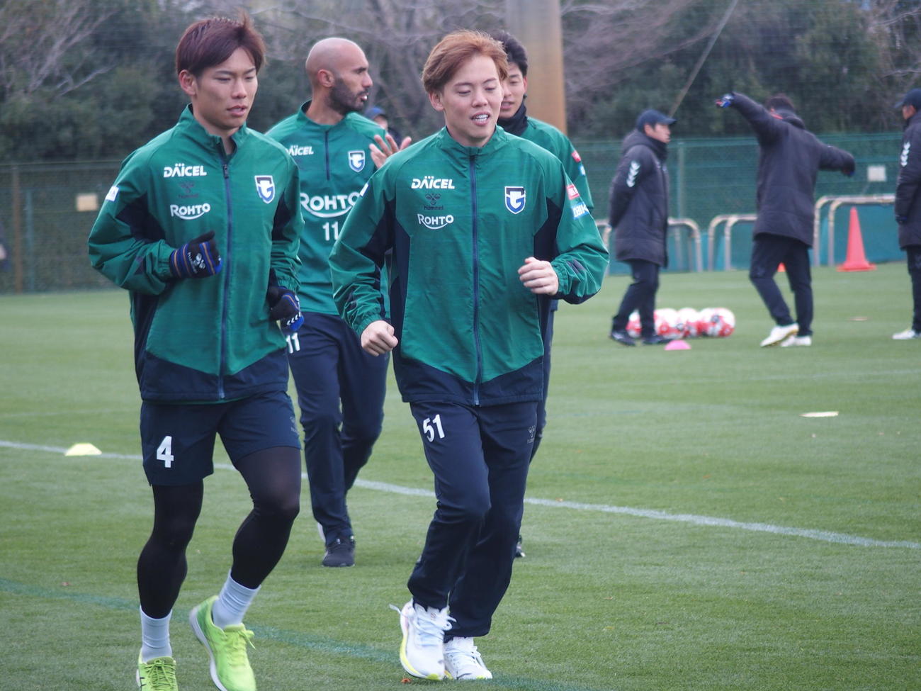 リカバリーでランニングするG大阪満田（右）と黒川（撮影・永田淳）