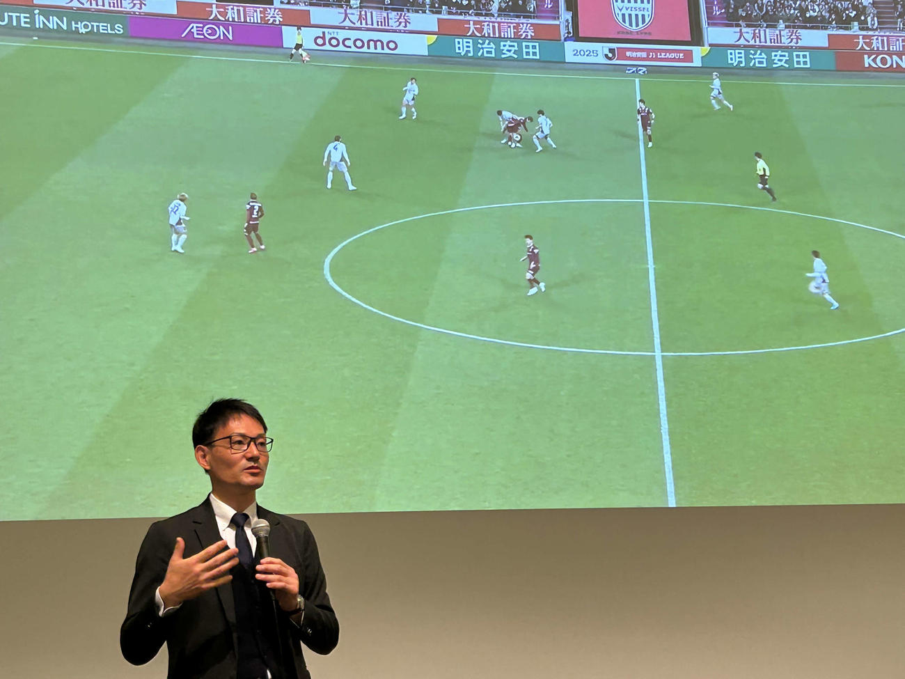 今季Jリーグでのコンタクトプレー判定について説明する佐藤隆治JFA審判マネジャー