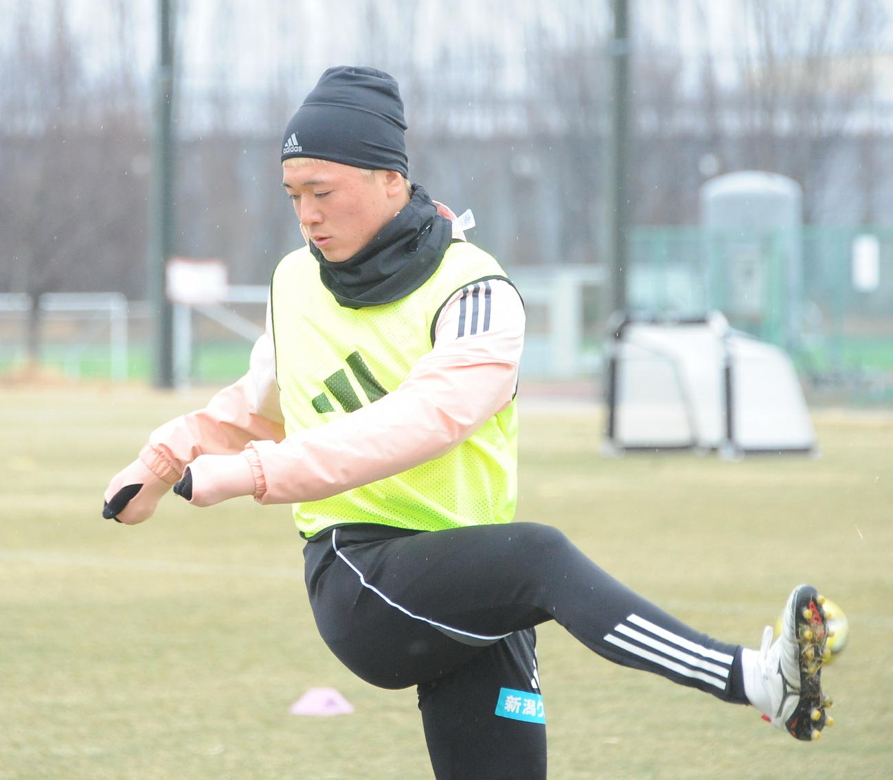 J3八戸とのルヴァン杯初戦に向け体を動かす小見（撮影・小林忠）