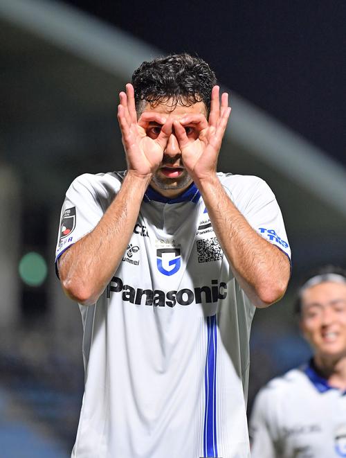 先制点を挙げ、ポーズを決めるG大阪デニス・ヒュメット