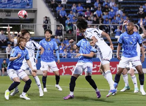 前半、ヘディングで先制ゴールを決める町田藤尾（共同）