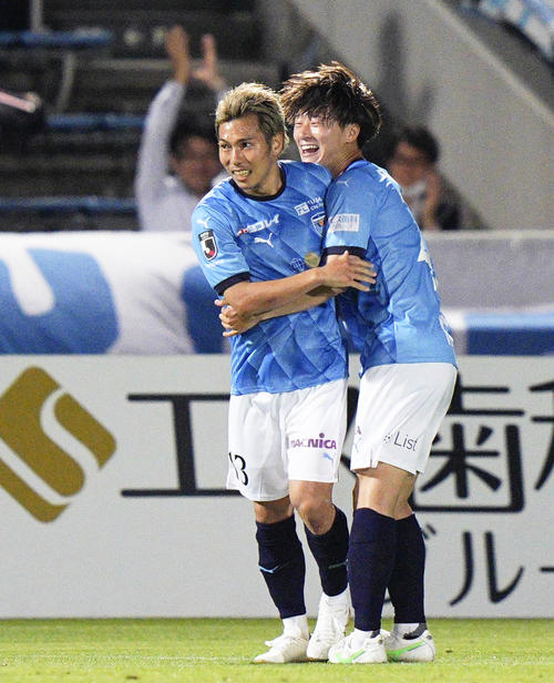 後半、ゴールを決め祝福される横浜FC小川（左）（共同）