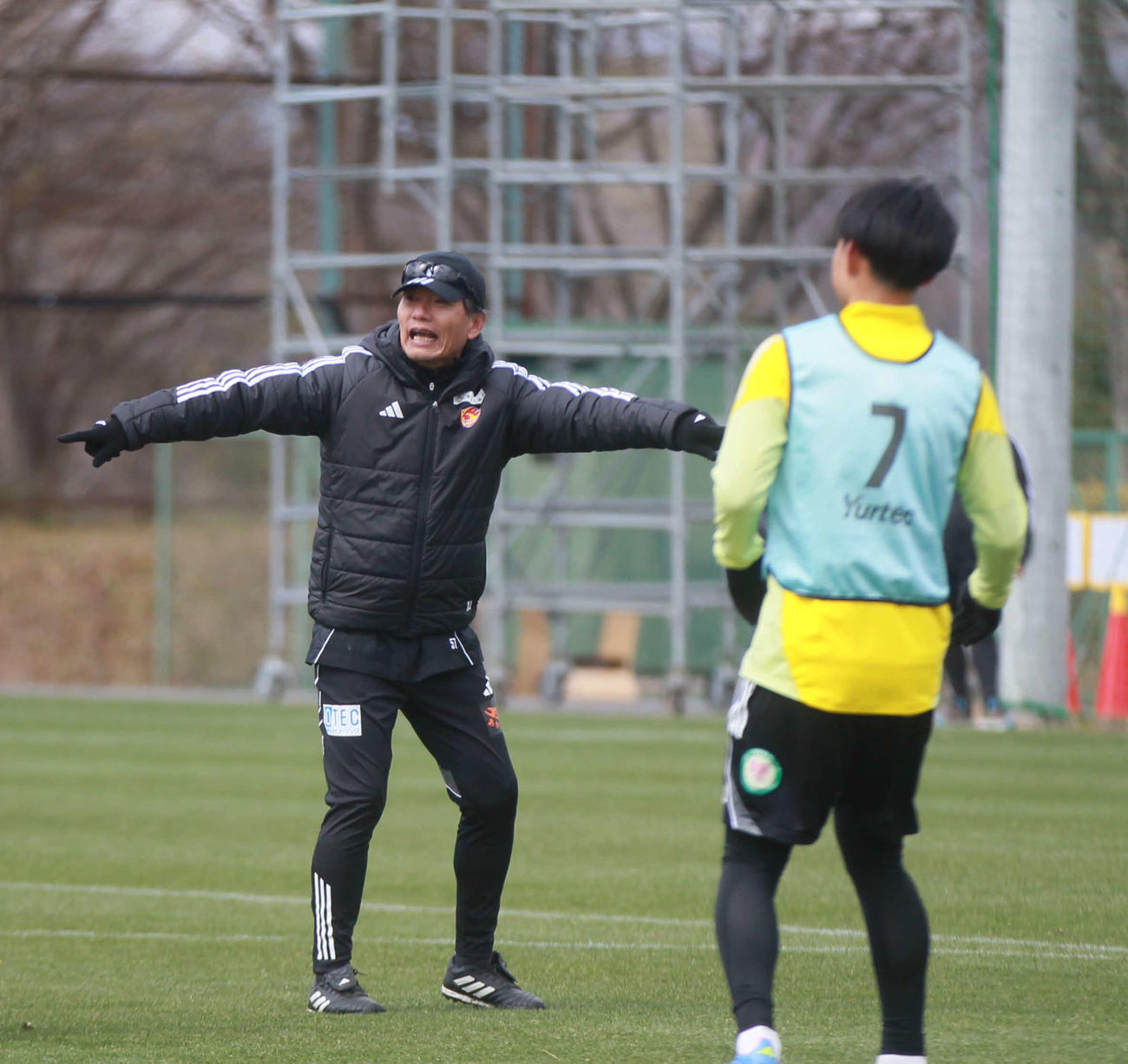 全身で指示を出す仙台の森山監督（撮影・高橋香奈）