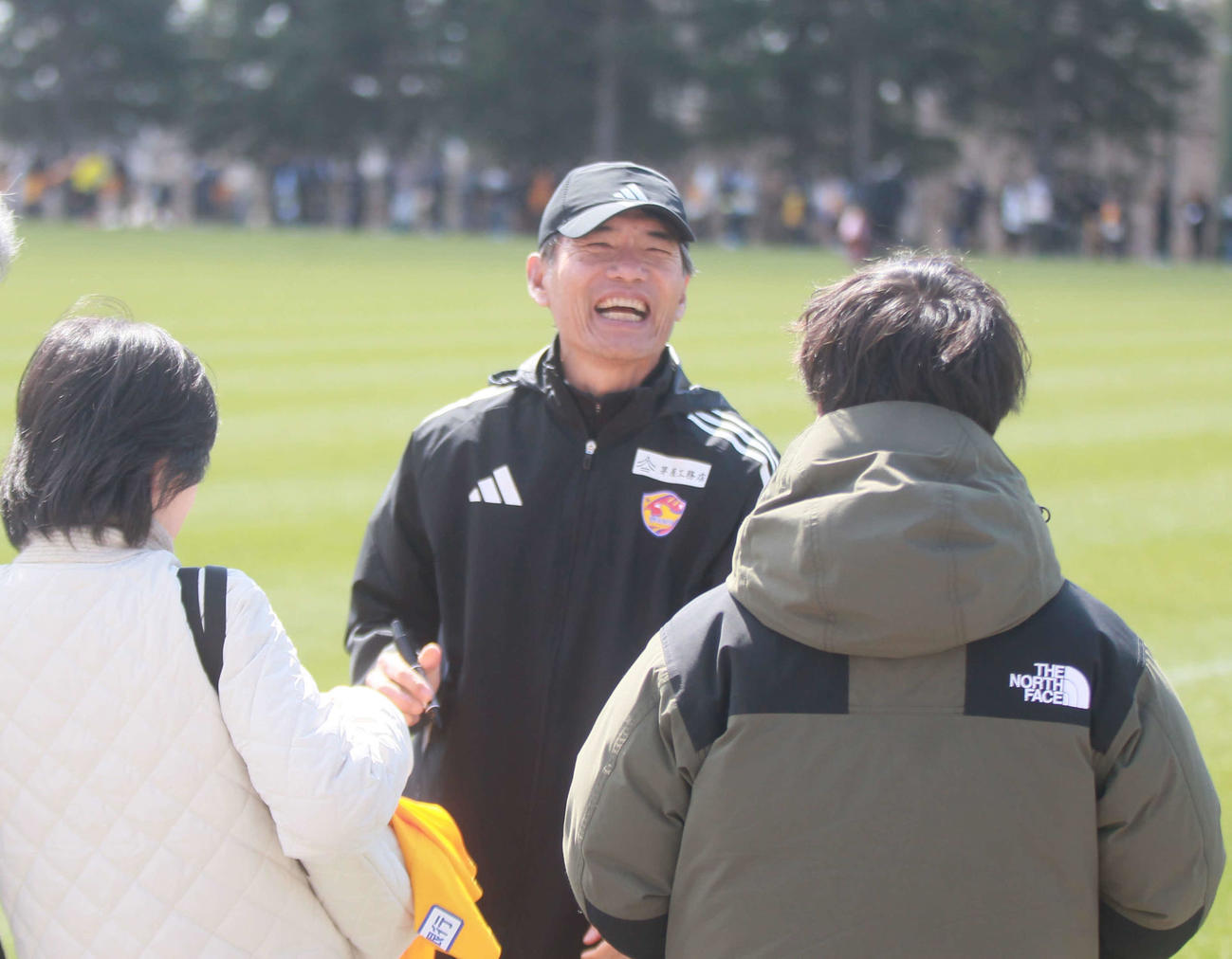 大勢のサポーターを背に、笑顔でファンサービスをする仙台の森山監督（撮影・高橋香奈）