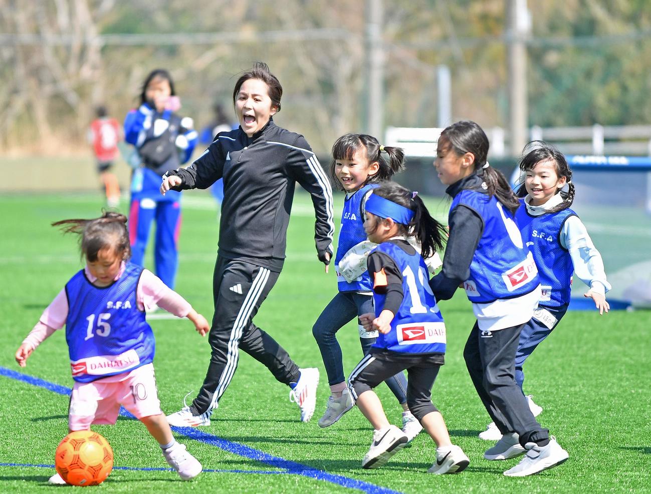 ミニゲームで子どもたちと交流する岩渕さん（左から2人目）