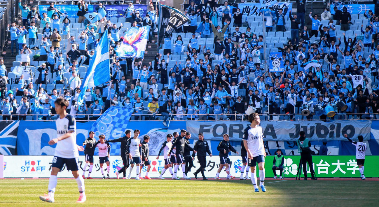 磐田対仙台　決勝ゴールを放ちアウェーにつめかけたサポーターと喜びをわかり合う磐田佐藤（右端）（撮影・高橋香奈）