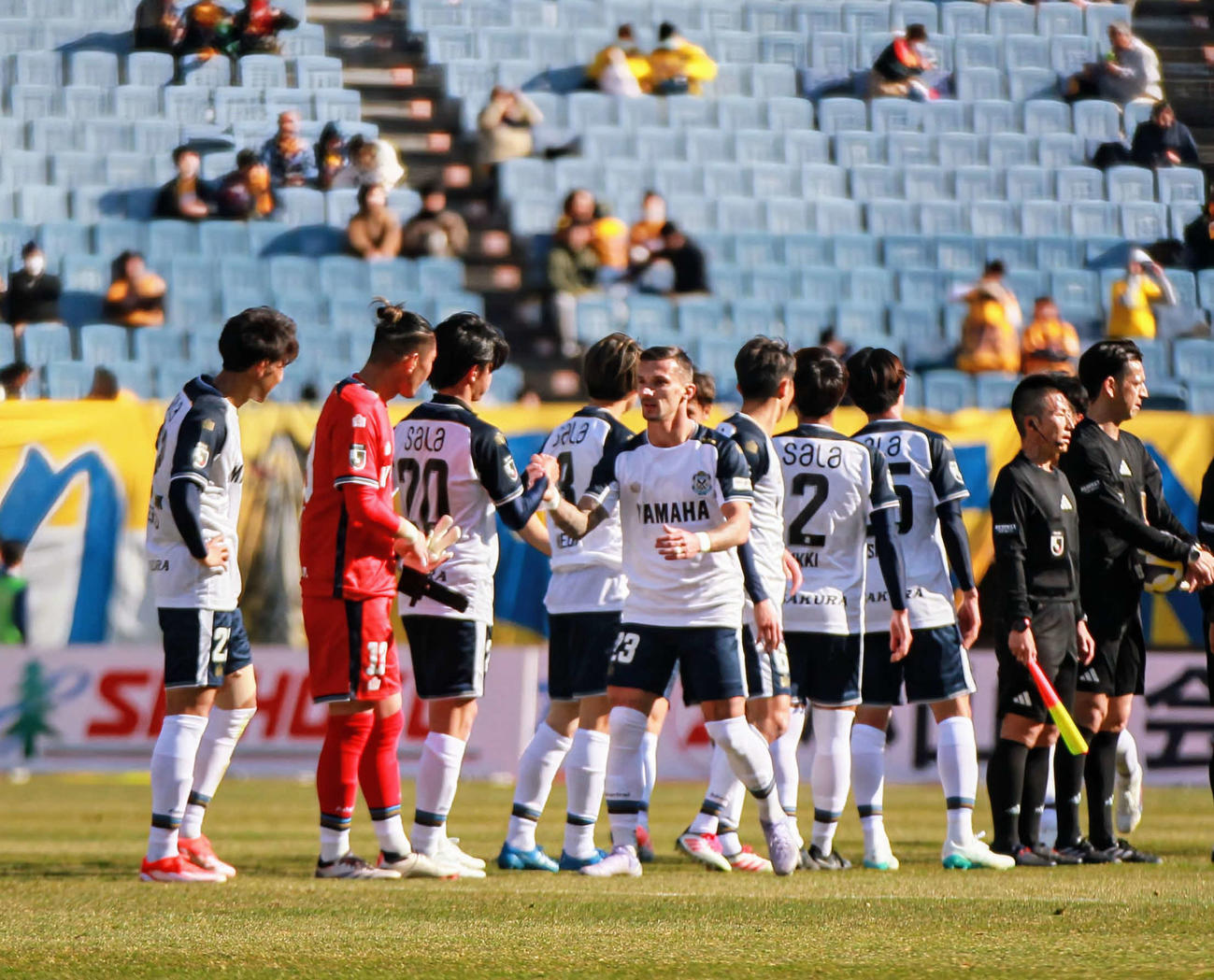 磐田対仙台　勝利をつかみ握手をかわす磐田イレブン（撮影・高橋香奈）