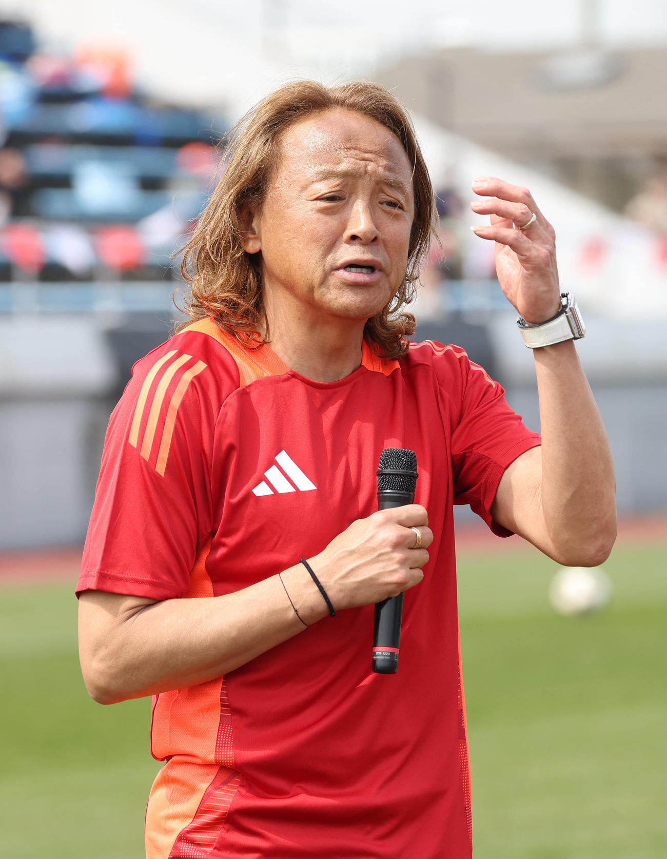 フジパンCUPサッカー教室を終えて子供たちにあいさつする北沢豪氏（撮影・白石智彦）