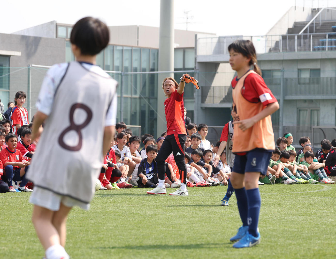フジパンCUPサッカー教室でミニゲームに参加する子供たちにアドバイスする北沢豪氏（中央）（撮影・白石智彦）