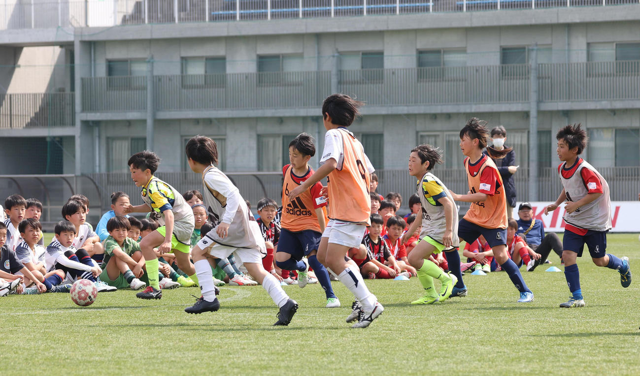 フジパンCUPサッカー教室でミニゲームに参加する子供たち（撮影・白石智彦）
