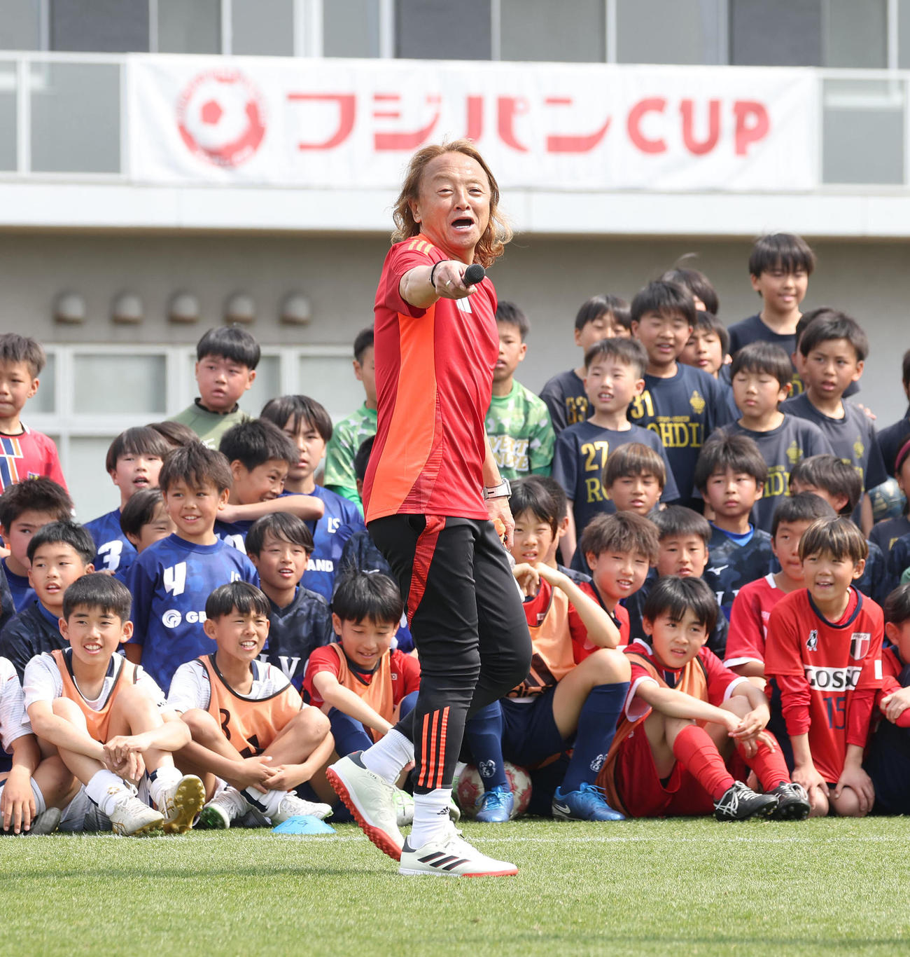 フジパンCUPサッカー教室でミニゲームに参加する子供たちにアドバイスする北沢豪氏（中央）（撮影・白石智彦）