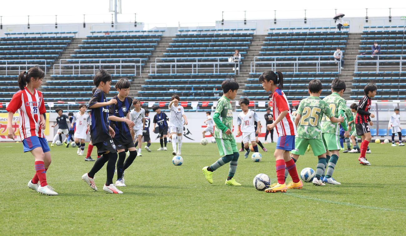 フジパンCUPサッカー教室に参加する子供たち（撮影・白石智彦）