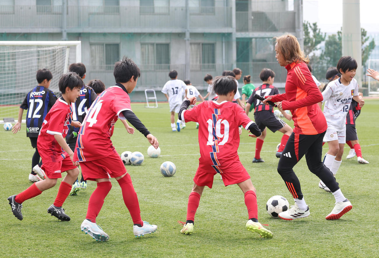 フジパンCUPサッカー教室で攻守の指導をする北沢豪氏（右）（撮影・白石智彦）