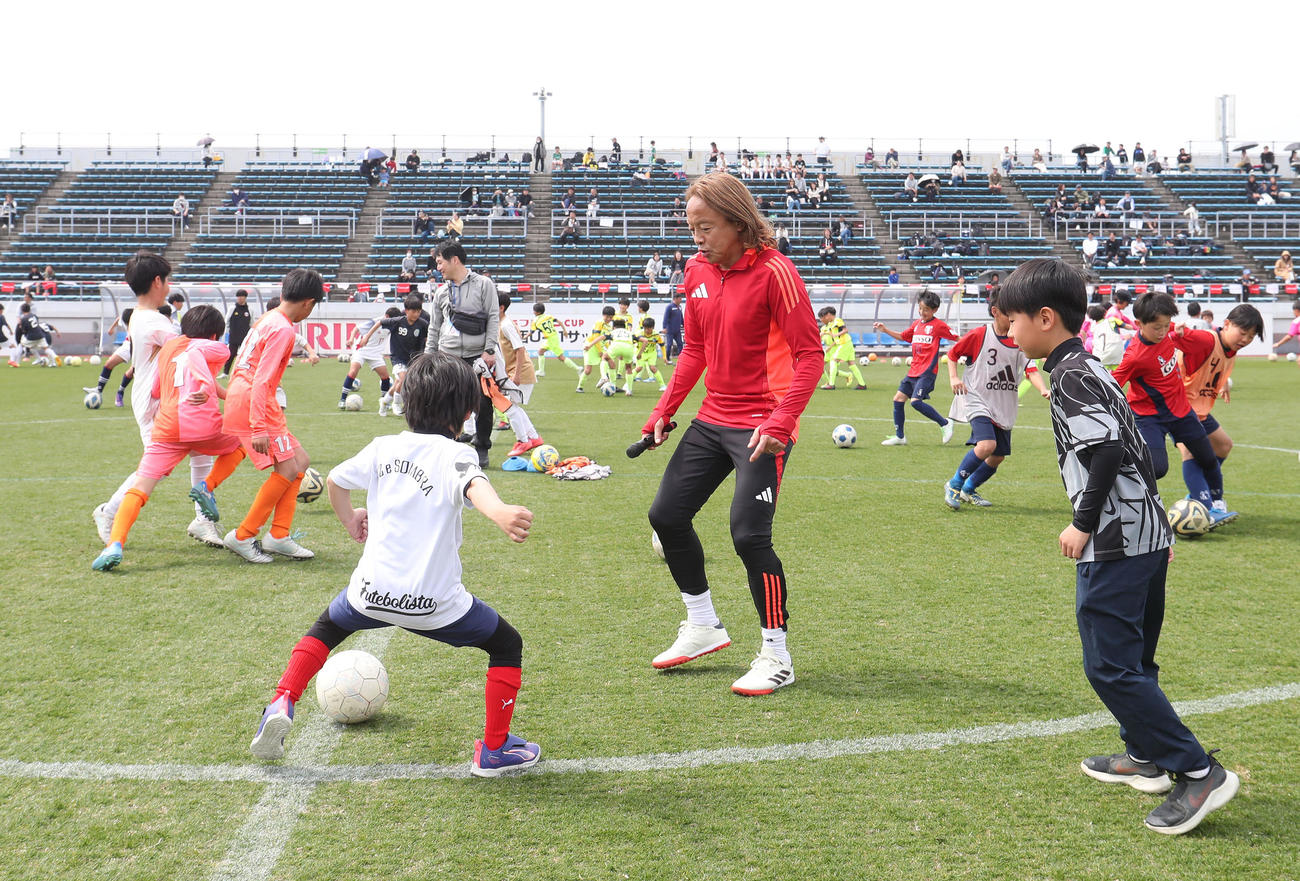 フジパンCUPサッカー教室で攻守の指導をする北沢豪氏（中央）（撮影・白石智彦）