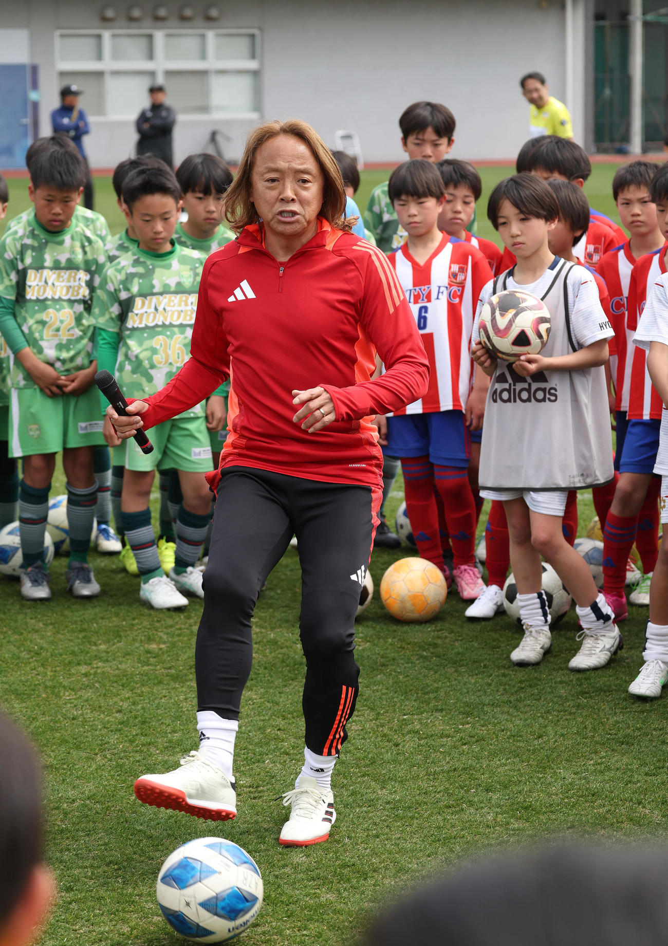 フジパンCUPサッカー教室で子供にパスを教える北沢豪氏（左）（撮影・白石智彦）