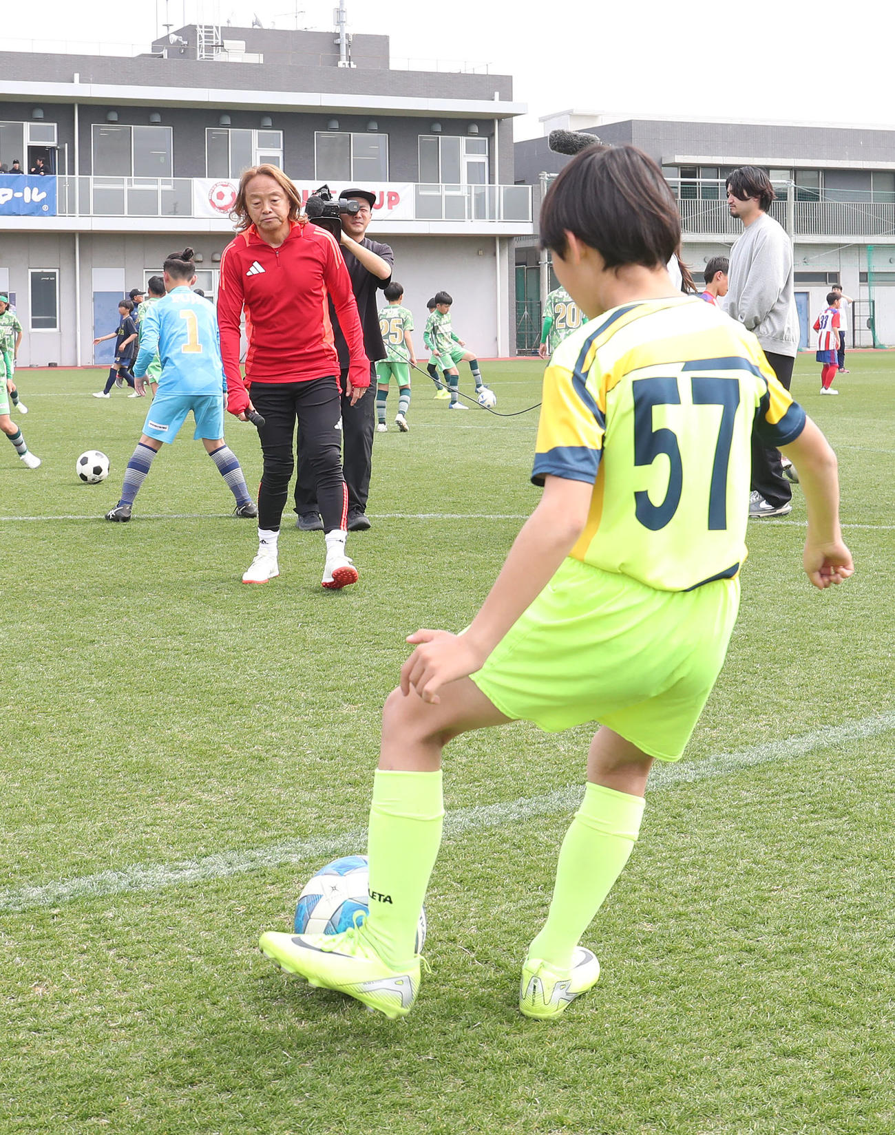 フジパンCUPサッカー教室で子供にパスを教える北沢豪氏（左）（撮影・白石智彦）