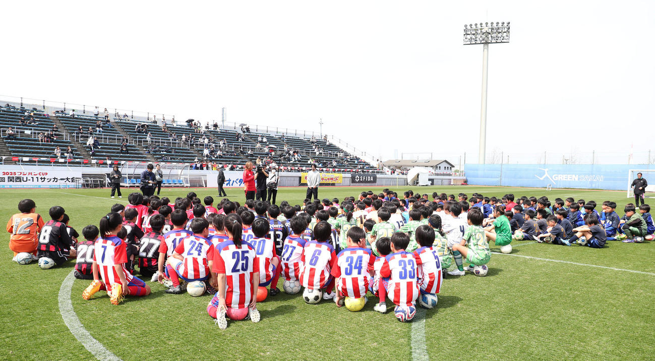 フジパンCUPサッカー教室で子供たちにあいさつする北沢豪氏（撮影・白石智彦）