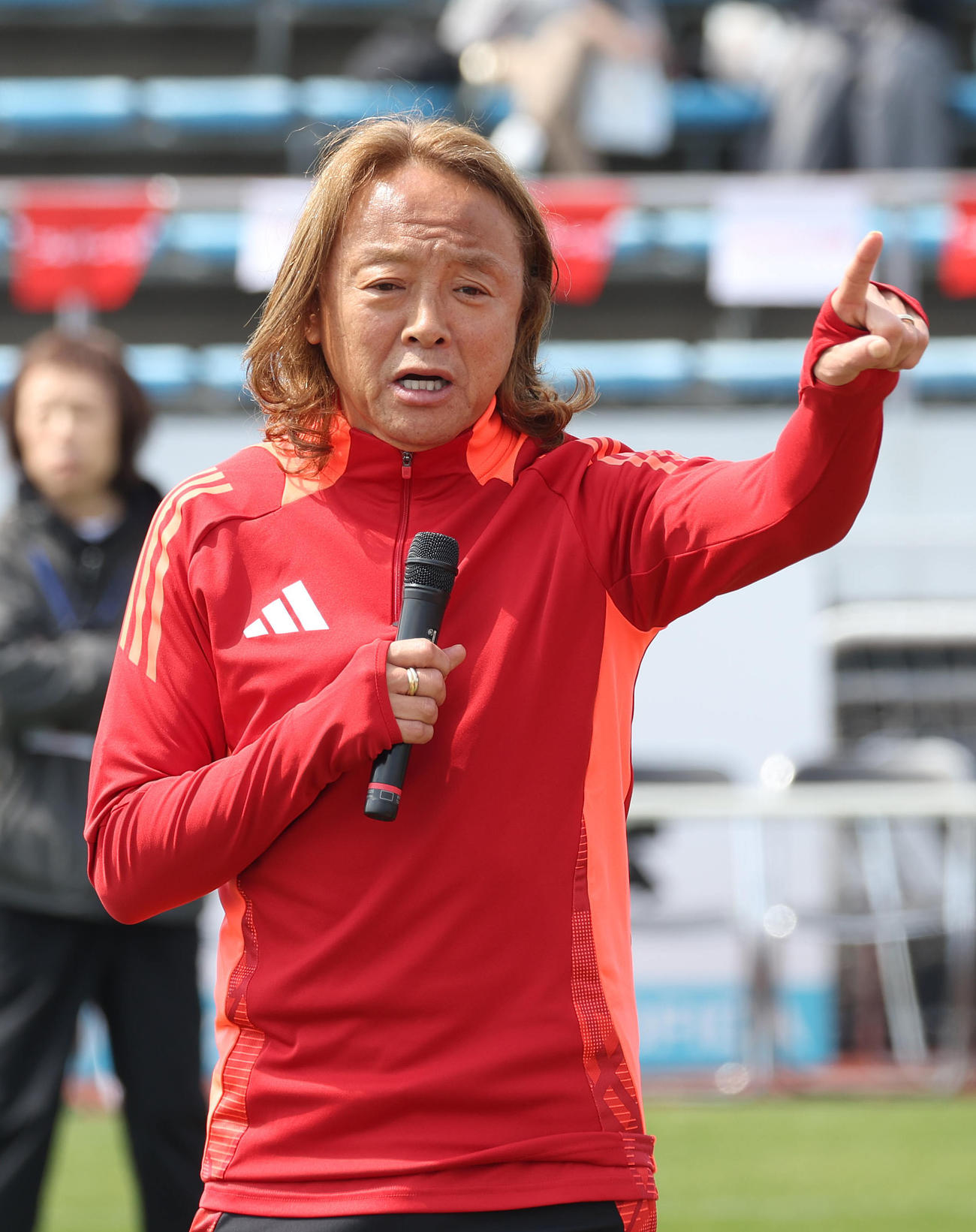フジパンCUPサッカー教室で子供たちにあいさつする北沢豪氏（撮影・白石智彦）