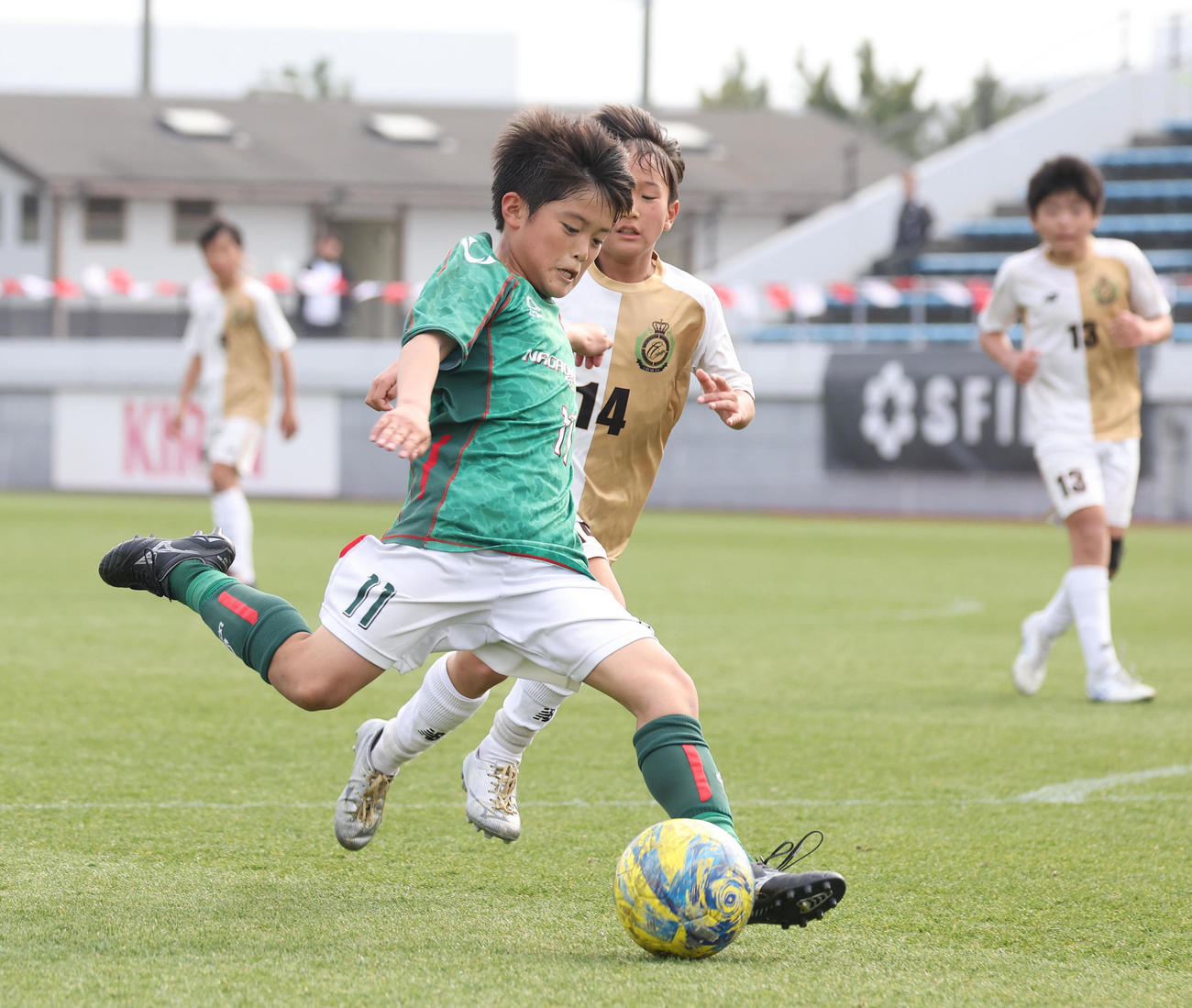 後半、後半、シュートを放つ京都長岡京SS植野剛（撮影・白石智彦）