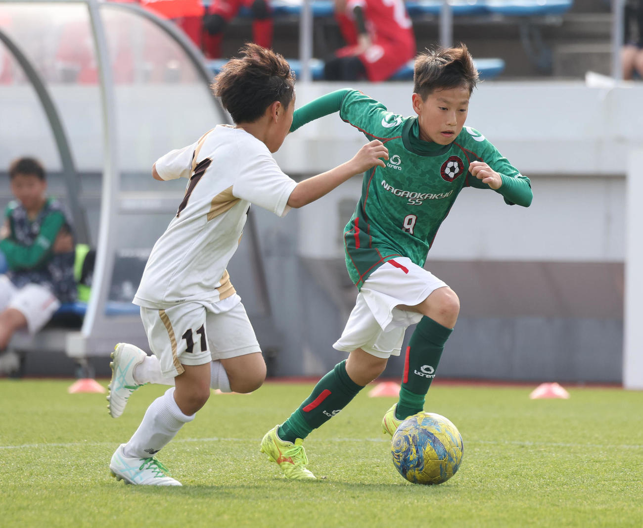 後半、ドリブルで攻め上がる京都長岡京SS中西奏偉（右）（撮影・白石智彦）