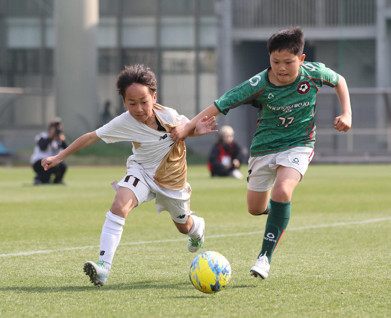 京都長岡京SS対クレアールFC　前半、激しく競り合うクレアールFC村島捷仁（左）と京都長岡京SS小林寛一郎（撮影・白石智彦）