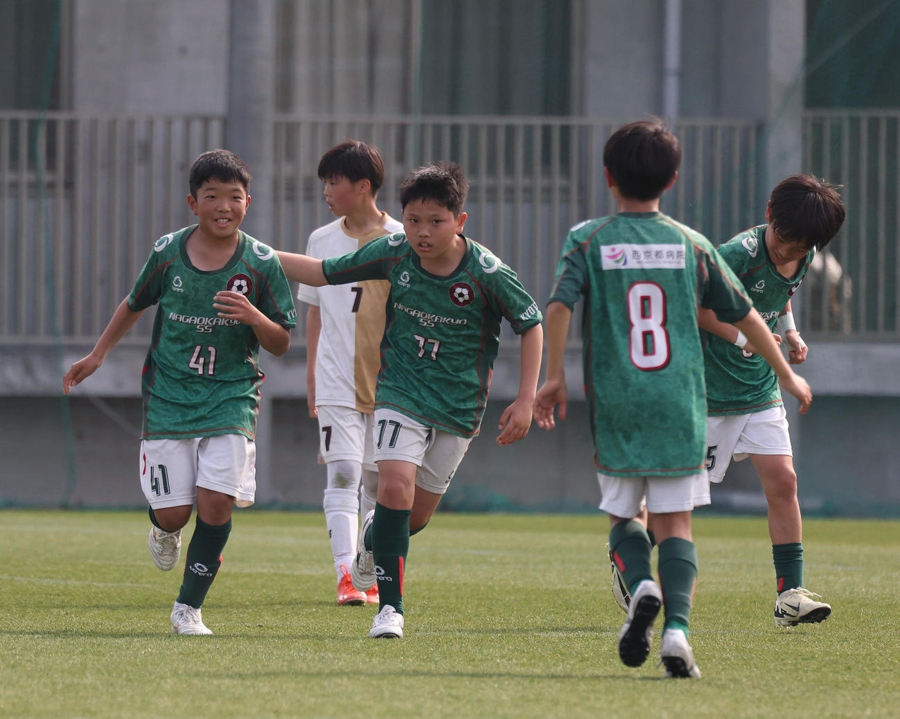 京都長岡京SS対クレアールFC　前半、追加点のシュートを決めた近原俊葵（左）に喜ぶ京都長岡京SSイレブン（撮影・白石智彦）