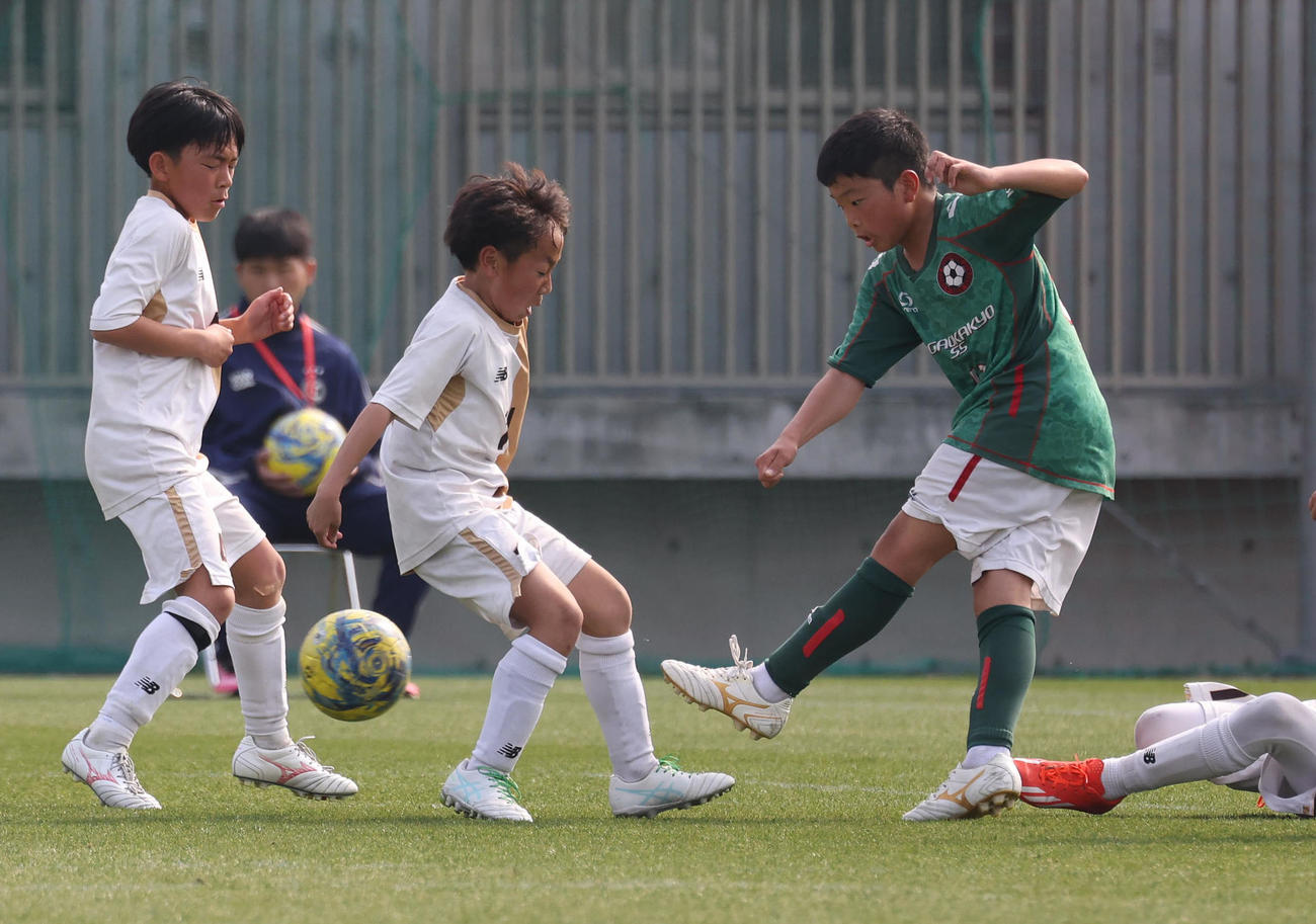 京都長岡京SS対クレアールFC　前半、追加点のシュートを決める京都長岡京SS近原俊葵（右）（撮影・白石智彦）