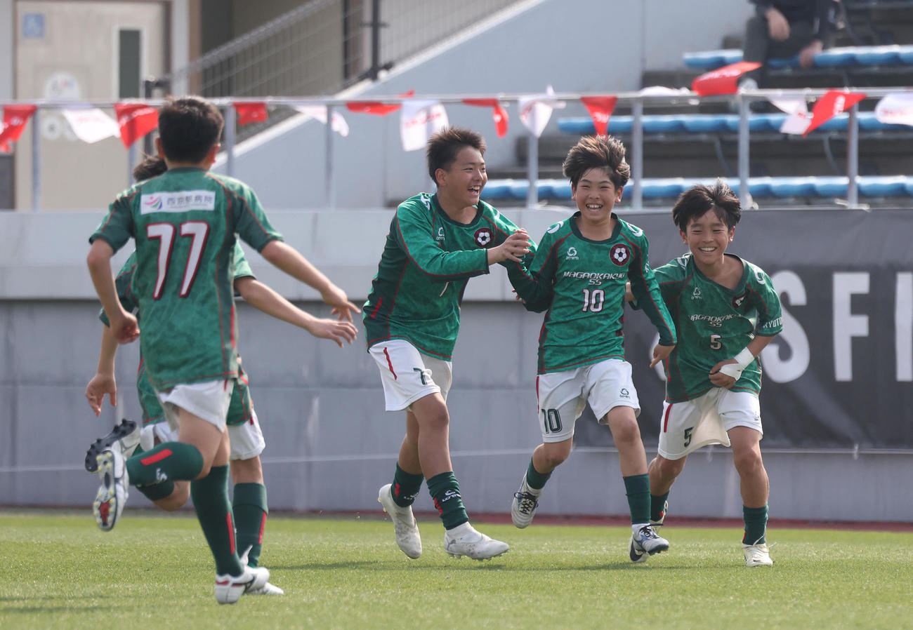 京都長岡京SS対クレアールFC　前半、末永龍心（右から2人目）の先制ゴールに喜ぶ京都長岡京SSイレブン（撮影・白石智彦）