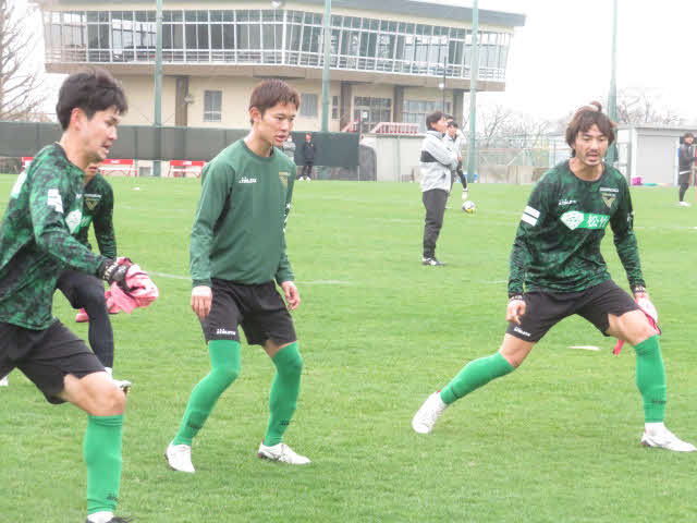 トレーニングでボールを追う東京V千田海人（右）