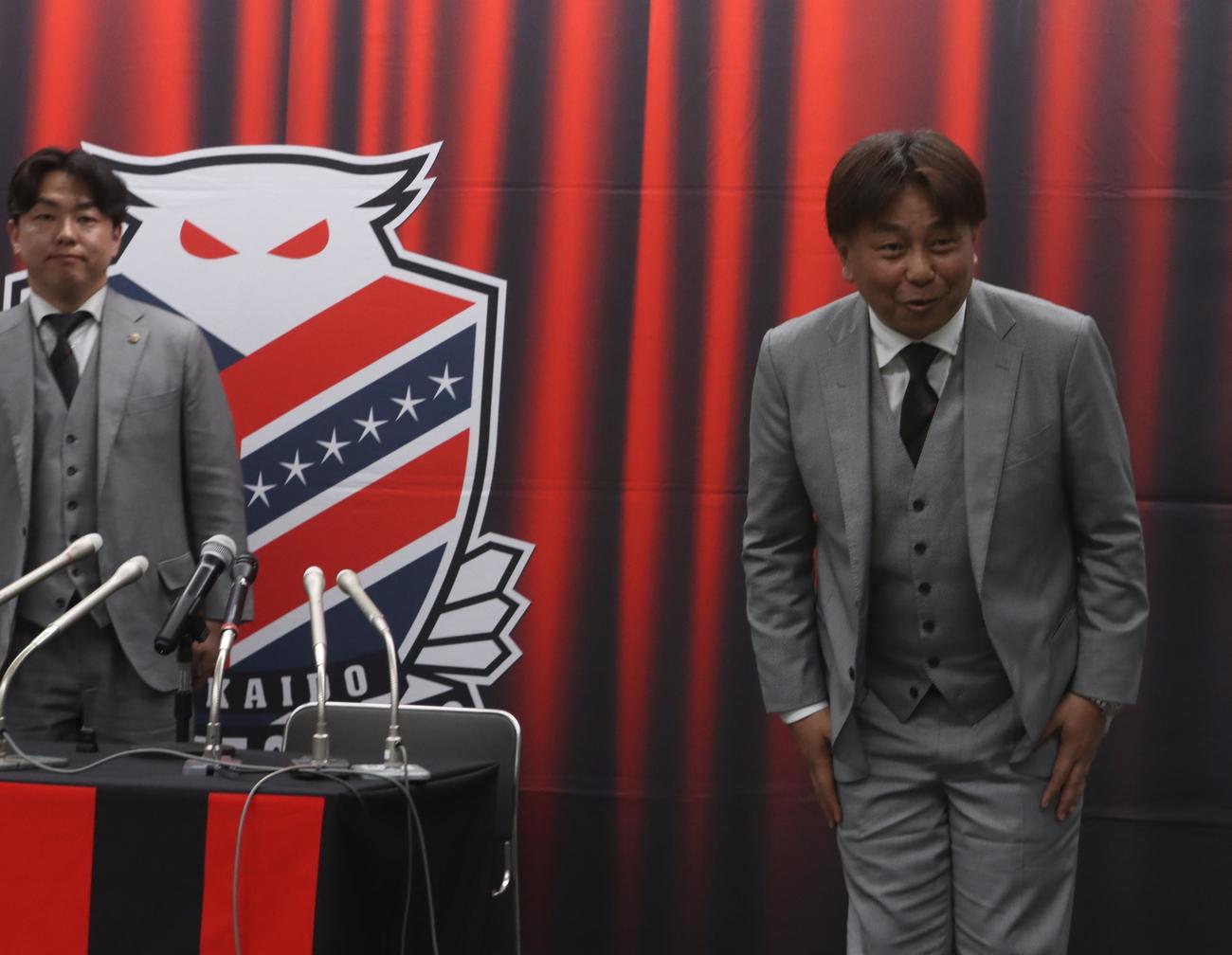 チーム新体制の会見に出席した石水代表取締役社長（左）と三上氏