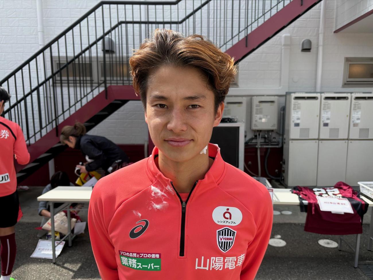 31歳の誕生日にチームメートから祝福された神戸MF井出（撮影・永田淳）