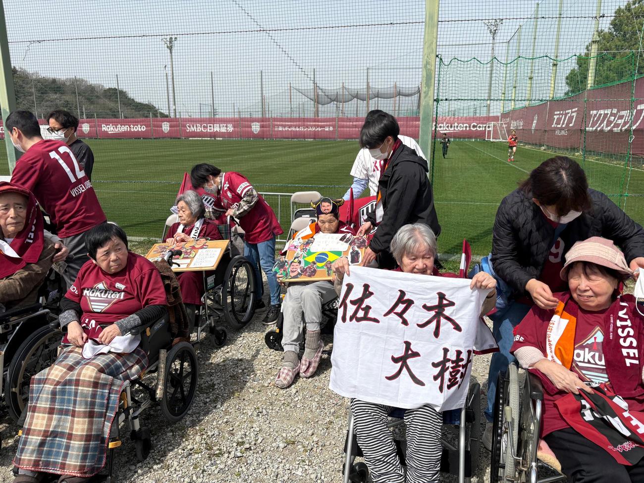 「Be Supporters!」企画の一環で練習場を訪れた参加者（撮影・永田淳）