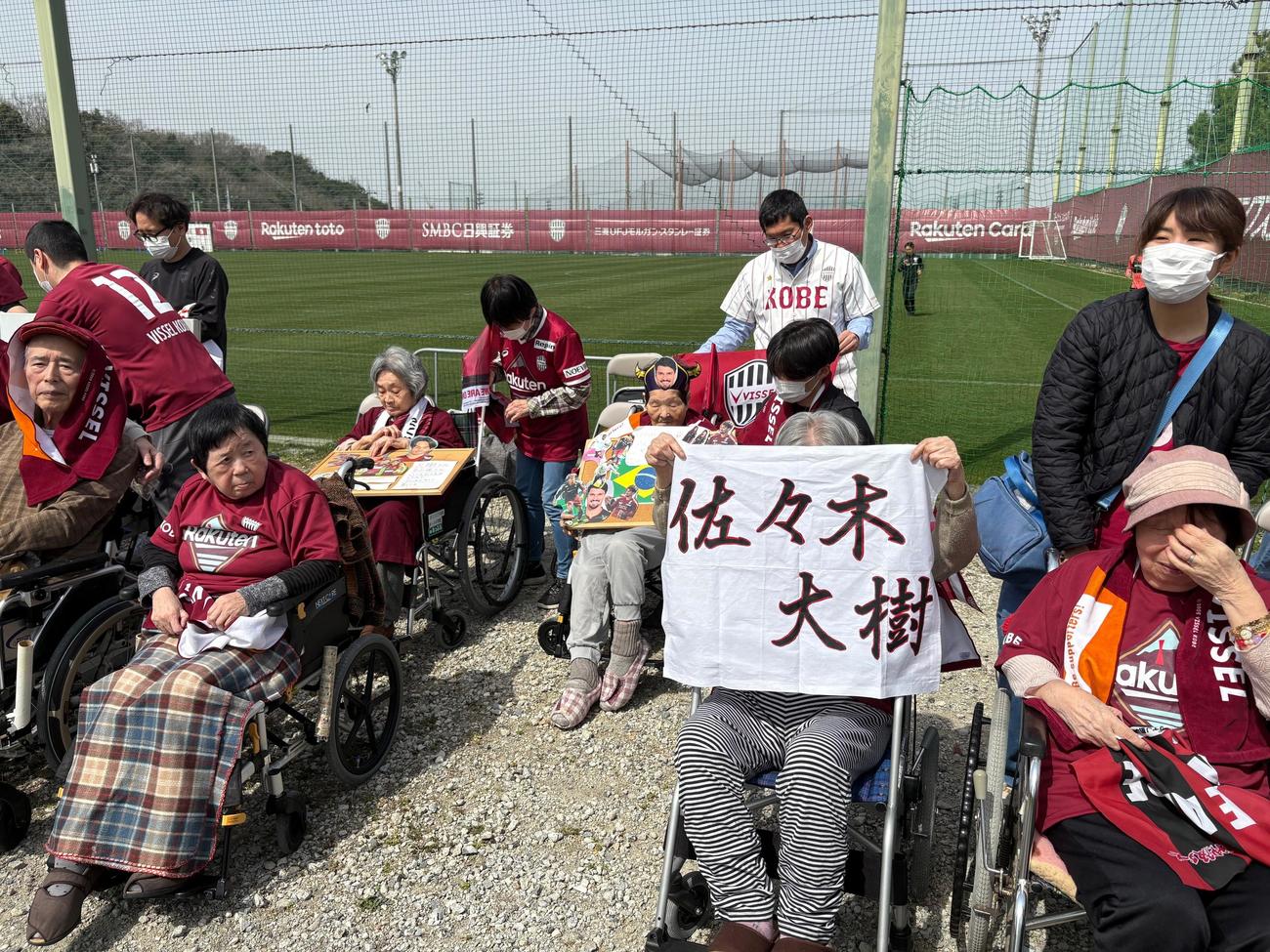 「Be Supporters!」企画の一環で練習場を訪れた参加者（撮影・永田淳）