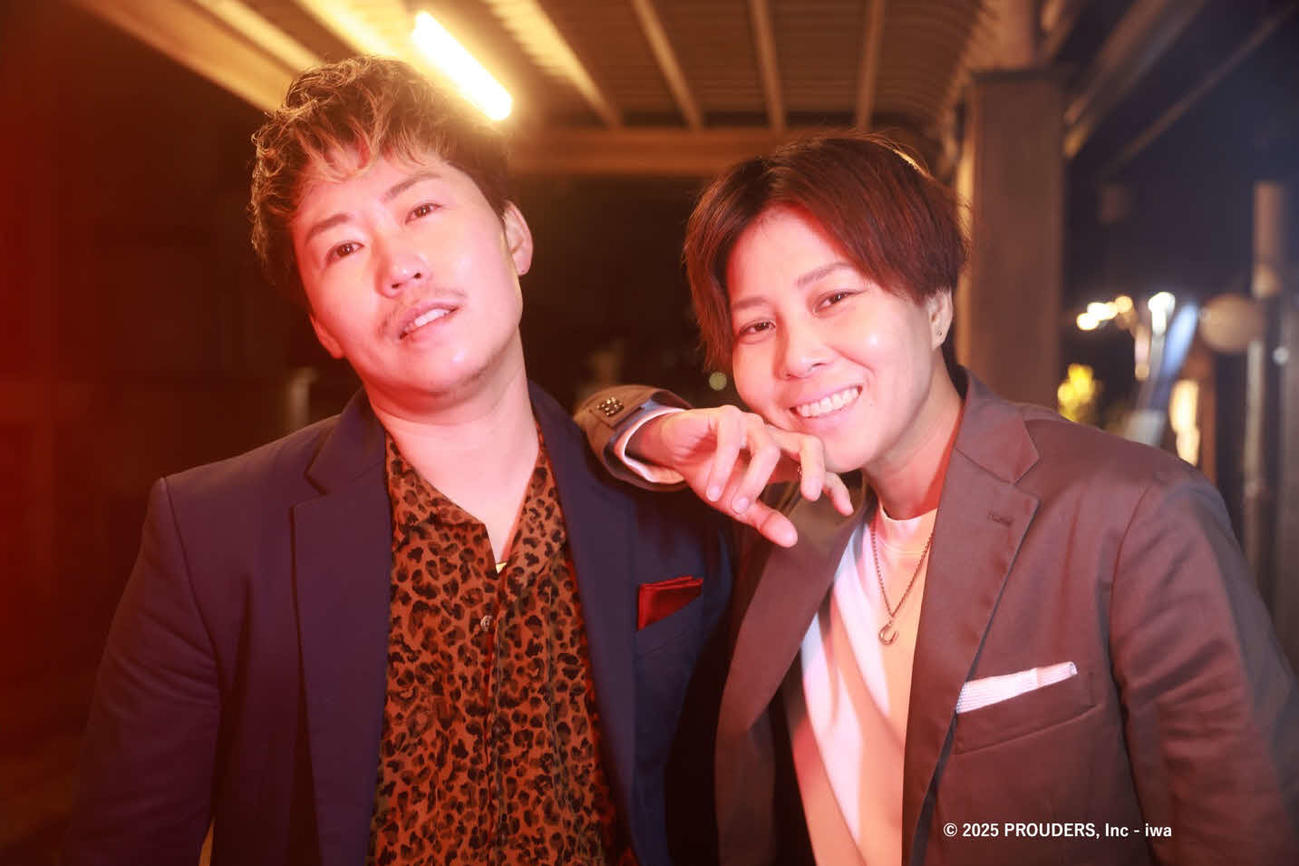 「意外な組み合わせ」「型にはまらない」などをイメージし、写真に納まる大島香歩さん（右）と内田光侶さん（PROUDERS提供）