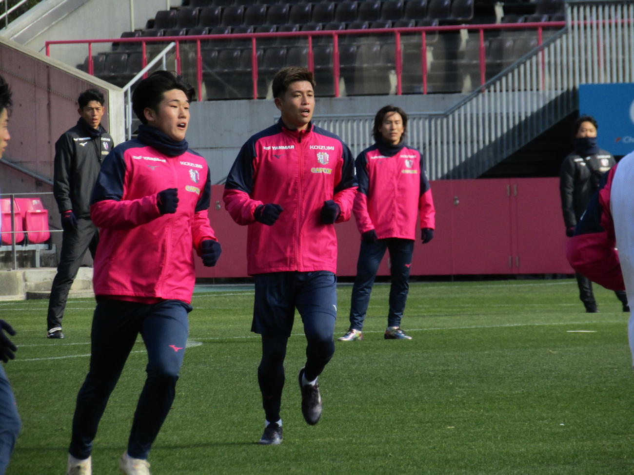 C大阪からJ2鳥栖に期限付き移籍した松本（左手前）（25年1月9日撮影）
