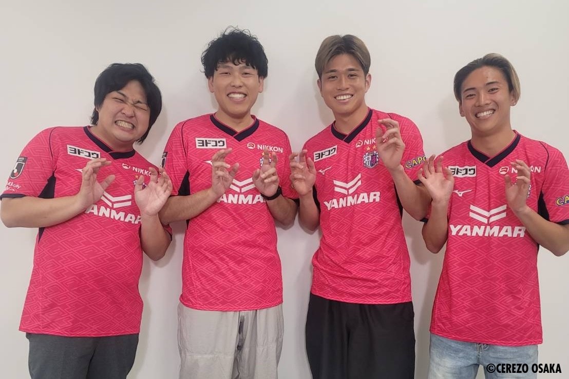 C大阪公式番組の初回収録に参加した左から、MCのダブルヒガシの2人と進藤、北野（セレッソ大阪提供）