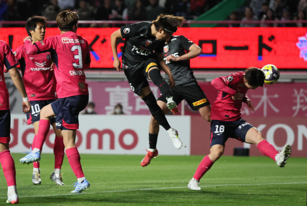 C大阪対浦和　前半、浦和松本（中央）はヘディングシュートを放つがゴールならず（撮影・宮崎幸一）