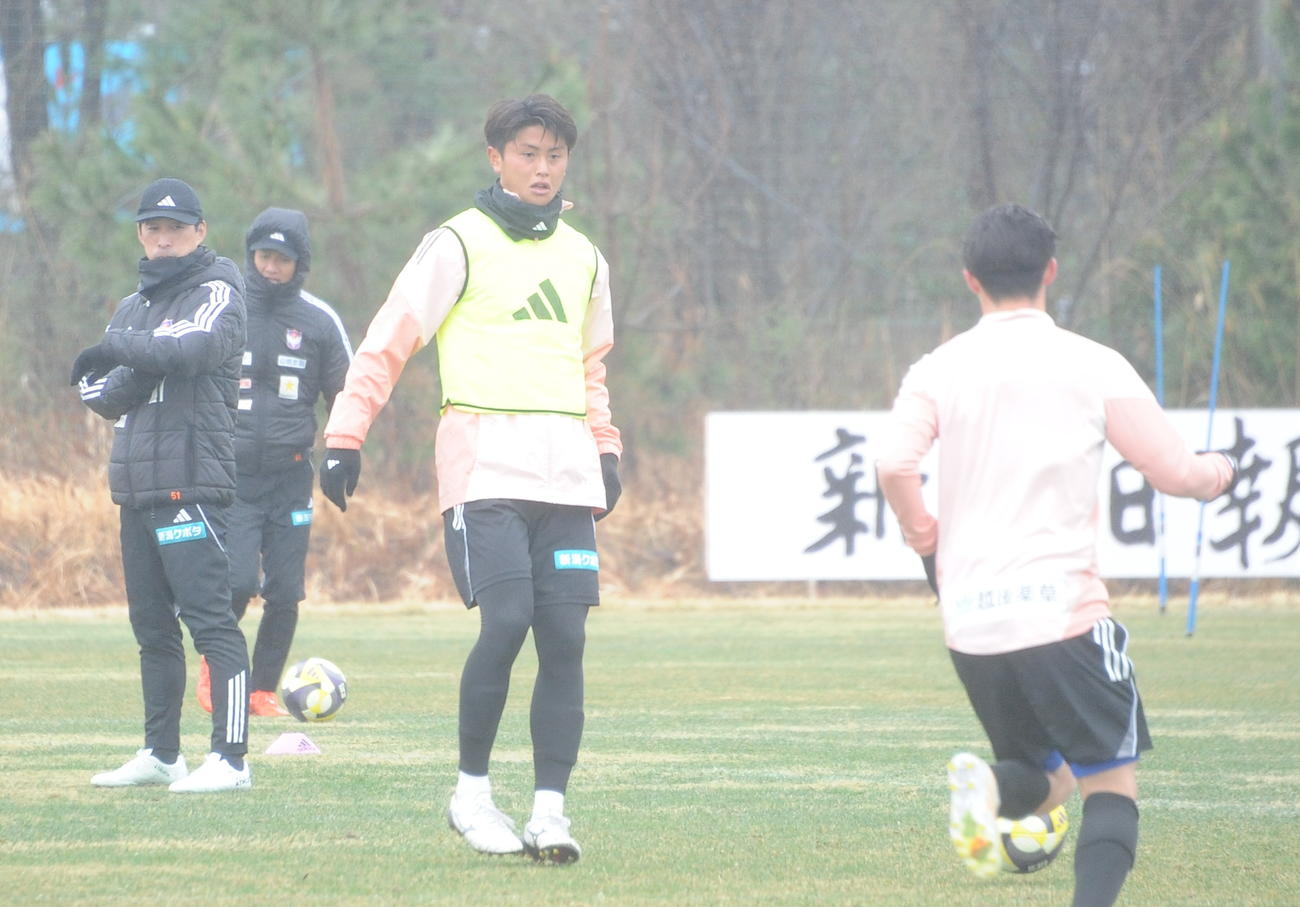 樹森監督（左）が見つめる前で練習に臨む森（撮影・小林忠）
