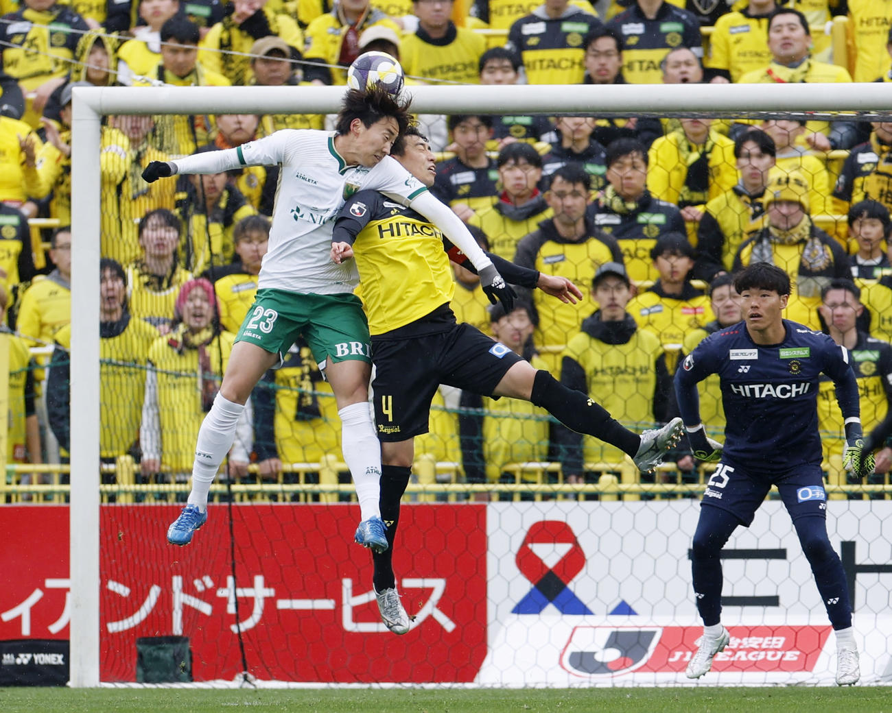 柏―東京V　前半、ゴール前で競り合う東京V・綱島（左）と柏・古賀（共同）